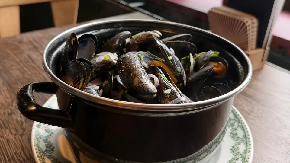 Les moules font leur arrivée à la carte du bistrot du cercle à Villers-Perwin