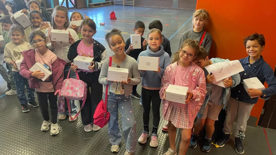 Des boîtes à tartines durables distribuées aux élèves de Frasnes-lez-Gosselies