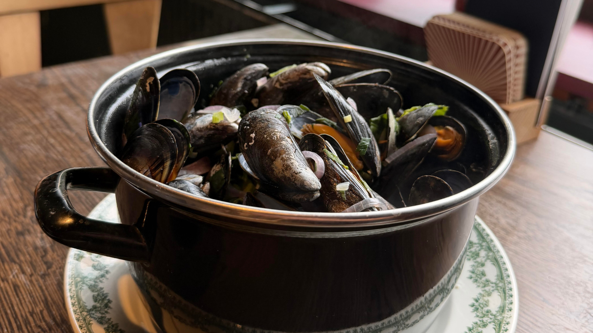 Les moules font leur arrivée à la carte du bistrot du cercle à Villers-Perwin